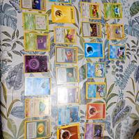 varie carte Pokemon vintage.