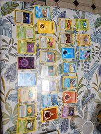 varie carte Pokemon vintage.