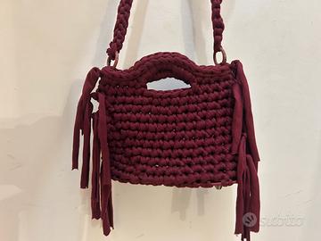 Borsa con manico integrato e tracolla