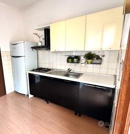 Cucina completa con forno, frigo e lavastoviglie