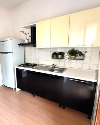 Cucina completa con forno, frigo e lavastoviglie