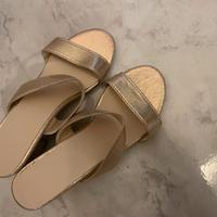 sandalo con tacco basso colore oro taglia 38