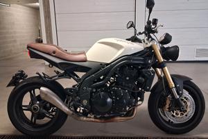 Moto Triumph speed triple 1050 Café Racer 