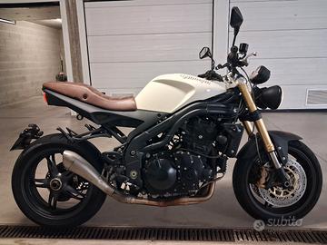 Moto Triumph speed triple 1050 Café Racer 