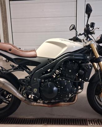 Moto Triumph speed triple 1050 Café Racer 