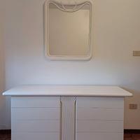 Cassettiera da camera con specchio