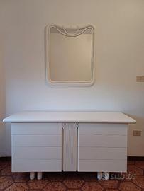 Cassettiera da camera con specchio