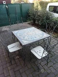 tavolo in ferro con sedie per giardino