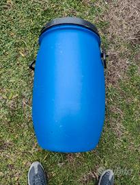 Piccoli bidoni, barili, contenitori con coperchio