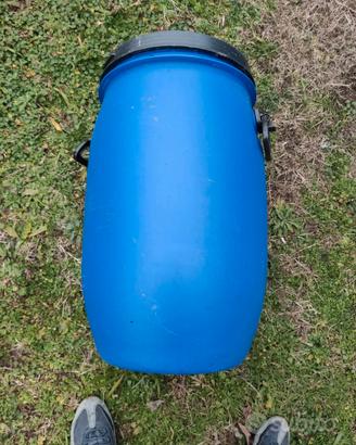 Piccoli bidoni, barili, contenitori con coperchio