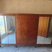armadio in legno con specchi