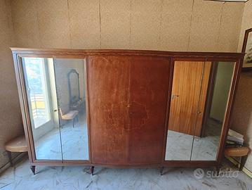 armadio in legno con specchi