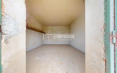 Spazio, tranquillità e ulivi: deposito con terreno