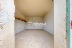 Spazio, tranquillità e ulivi: deposito con terreno