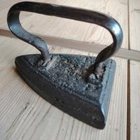 Antico ferro da stiro da stufa