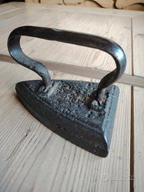 Antico ferro da stiro da stufa