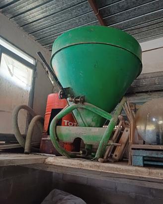 Attrezzature agricole di vario genere