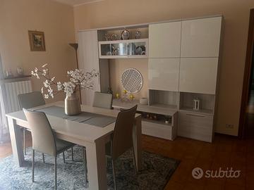 Camere da letto, sala da pranzo con divani, cucina
