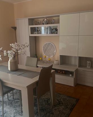 Camere da letto, sala da pranzo con divani, cucina