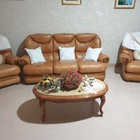 Divano e poltrone in pelle, tavolino da salotto