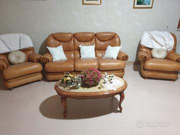 Divano e poltrone in pelle, tavolino da salotto