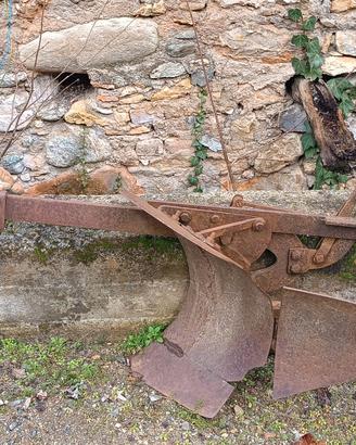 antico aratro in ferro da esposizione