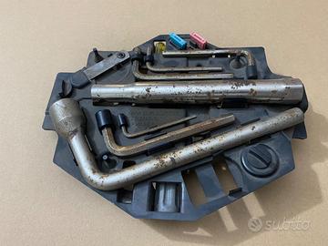 kit attrezzi sotto sella BMW