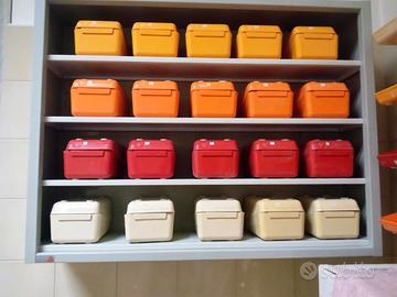 Mobile in metallo e vaschette portamodelli/oggetti