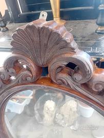 specchio antico con cornice in noce