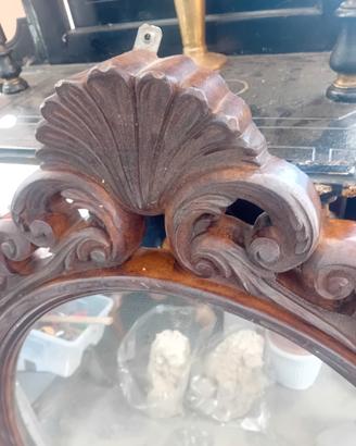 specchio antico con cornice in noce