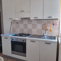 Cucina lineare bianca completa di elettrodomestici