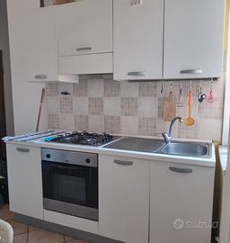 Cucina lineare bianca completa di elettrodomestici