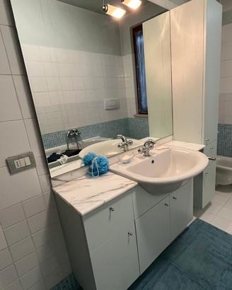 Mobile bagno con base in marmo, lavabo e specchio