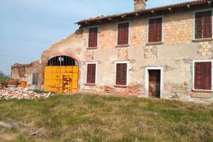 PORZIONE DI Rustico Godezza di Poviglio