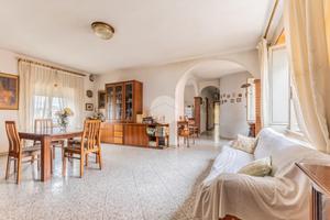 6 LOCALI A MONTEROSI