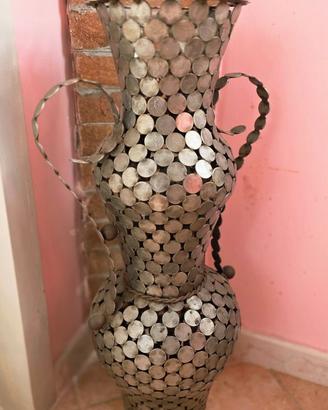 Vaso artistico realizzato con monete da 50 lire