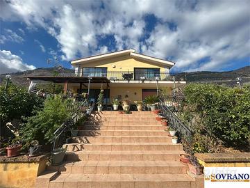 VILL. DI CARINI: VILLA SU 3 LIVELLI CON AMPIO