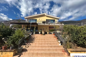 VILL. DI CARINI: VILLA SU 3 LIVELLI CON AMPIO