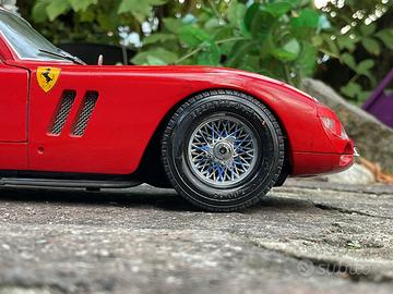 Ferrari 250 GTO riadattato. Scala 1:18