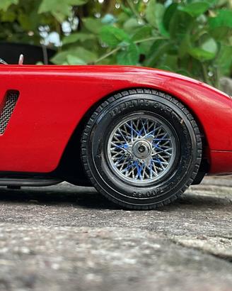 Ferrari 250 GTO riadattato. Scala 1:18