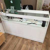 Bancone vetrina negozio led integrati e sgabelli