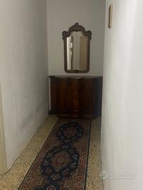 Mobile d’ingresso vintage con specchio e tappeto