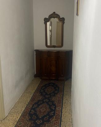 Mobile d’ingresso vintage con specchio e tappeto