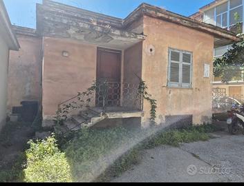Villetta indipendente su due livelli al centro 