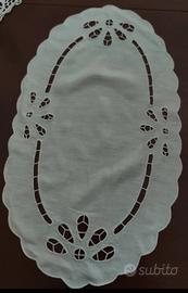 centro tavola in lino ricamato 