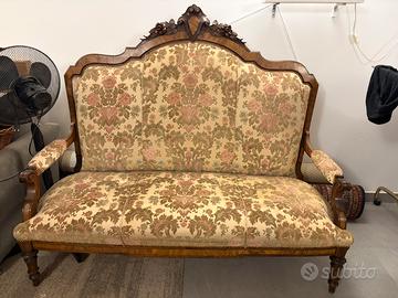 Divano vintage, stile antico in legno intagliato