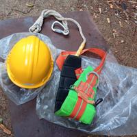 cintura di sicurezza e casco da cantiere 