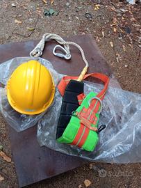 cintura di sicurezza e casco da cantiere 
