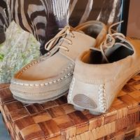 Scarpe mocassino uomo in pelle scamosciata.