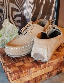 Scarpe mocassino uomo in pelle scamosciata.